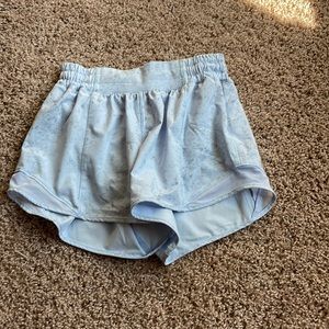 pastel blue patterned lululemon low rise 4” hotty hots